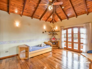 Venta  / permuta | Casa de 4 dormitorios con jardín y piscina | Rosario sur