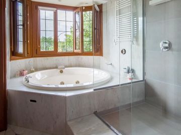 Venta  / permuta | Casa de 4 dormitorios con jardín y piscina | Rosario sur