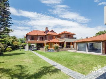 Venta  / permuta | Casa de 4 dormitorios con jardín y piscina | Rosario sur