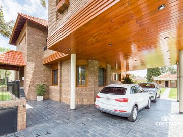 Venta  / permuta | Casa de 4 dormitorios con jardín y piscina | Rosario sur
