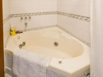 Venta  / permuta | Casa de 4 dormitorios con jardín y piscina | Rosario sur