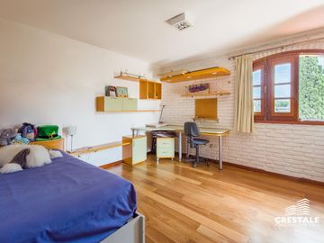 Venta  / permuta | Casa de 4 dormitorios con jardín y piscina | Rosario sur