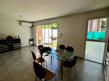 Duplex 3 dormitorios cochera y patio en el Corazón de Fisherton