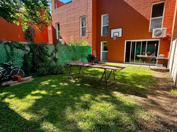 Duplex 3 dormitorios cochera y patio en el Corazón de Fisherton