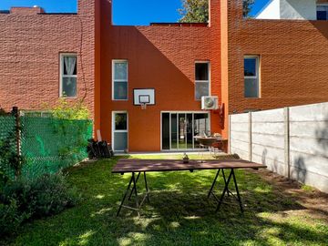Duplex 3 dormitorios cochera y patio en el Corazón de Fisherton