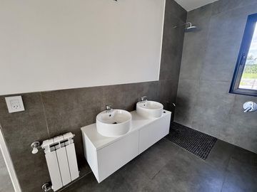 VENTA CASA SAN SEBASTIAN AREA 2 - 5 AMBIENTES