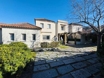 Casa en Venta 10 Ambientes en Ayres de Pilar