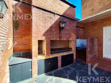 CASA EN VENTA | 2 PLANTAS | CALLE 54 E/ 8 Y 9 – MICROCENTRO LA PLATA
