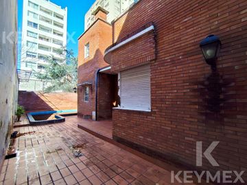 CASA EN VENTA | 2 PLANTAS | CALLE 54 E/ 8 Y 9 – MICROCENTRO LA PLATA