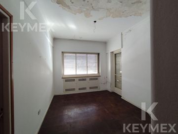 CASA EN VENTA | 2 PLANTAS | CALLE 54 E/ 8 Y 9 – MICROCENTRO LA PLATA