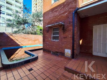 CASA EN VENTA | 2 PLANTAS | CALLE 54 E/ 8 Y 9 – MICROCENTRO LA PLATA