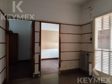 CASA EN VENTA | 2 PLANTAS | CALLE 54 E/ 8 Y 9 – MICROCENTRO LA PLATA