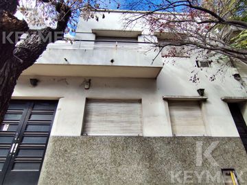 CASA EN VENTA | 2 PLANTAS | CALLE 54 E/ 8 Y 9 – MICROCENTRO LA PLATA