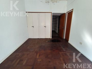 CASA EN VENTA | 2 PLANTAS | CALLE 54 E/ 8 Y 9 – MICROCENTRO LA PLATA