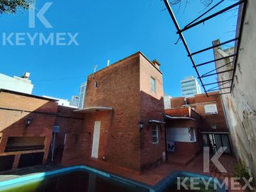 CASA EN VENTA | 2 PLANTAS | CALLE 54 E/ 8 Y 9 – MICROCENTRO LA PLATA