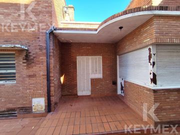 CASA EN VENTA | 2 PLANTAS | CALLE 54 E/ 8 Y 9 – MICROCENTRO LA PLATA