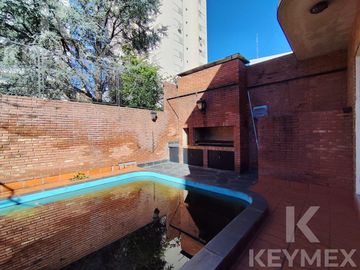 CASA EN VENTA | 2 PLANTAS | CALLE 54 E/ 8 Y 9 – MICROCENTRO LA PLATA