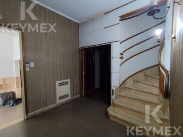 CASA EN VENTA | 2 PLANTAS | CALLE 54 E/ 8 Y 9 – MICROCENTRO LA PLATA