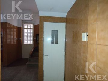 CASA EN VENTA | 2 PLANTAS | CALLE 54 E/ 8 Y 9 – MICROCENTRO LA PLATA