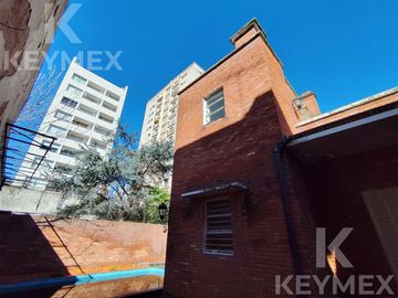 CASA EN VENTA | 2 PLANTAS | CALLE 54 E/ 8 Y 9 – MICROCENTRO LA PLATA
