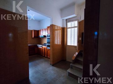 CASA EN VENTA | 2 PLANTAS | CALLE 54 E/ 8 Y 9 – MICROCENTRO LA PLATA