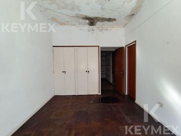 CASA EN VENTA | 2 PLANTAS | CALLE 54 E/ 8 Y 9 – MICROCENTRO LA PLATA