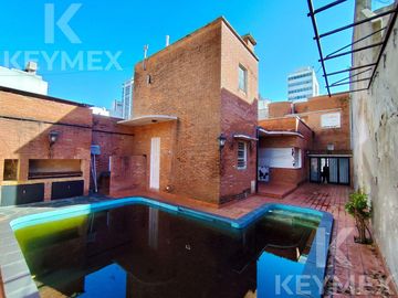 CASA EN VENTA | 2 PLANTAS | CALLE 54 E/ 8 Y 9 – MICROCENTRO LA PLATA