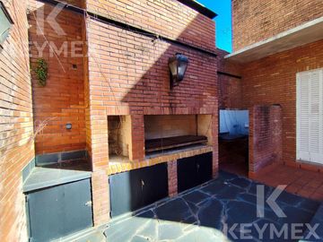 CASA EN VENTA | 2 PLANTAS | CALLE 54 E/ 8 Y 9 – MICROCENTRO LA PLATA