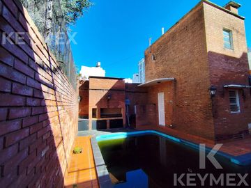 CASA EN VENTA | 2 PLANTAS | CALLE 54 E/ 8 Y 9 – MICROCENTRO LA PLATA