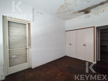 CASA EN VENTA | 2 PLANTAS | CALLE 54 E/ 8 Y 9 – MICROCENTRO LA PLATA