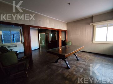 CASA EN VENTA | 2 PLANTAS | CALLE 54 E/ 8 Y 9 – MICROCENTRO LA PLATA