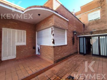 CASA EN VENTA | 2 PLANTAS | CALLE 54 E/ 8 Y 9 – MICROCENTRO LA PLATA