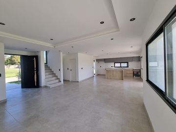 Casa en Venta, 5 Ambientes, en Barrio Privado El Olivar, Del Viso, Pilar, GBA Norte