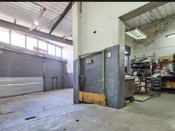VENTA DE LOCAL COMERCIAL EN PLANTA BAJA EN FLORESTA APTO CREDITO