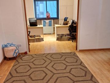 Excelente oficina o vivienda en Tribunales
