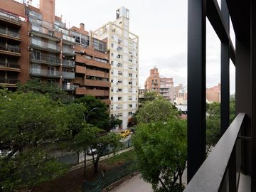 A estrenar, frente con balcón.