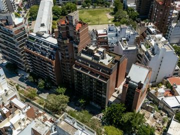 A estrenar, frente con balcón.