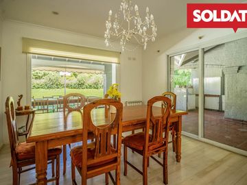 Casa muy solida en  Ayres de Pilar, en venta. 5 cuartos. piscina. Apto crédito