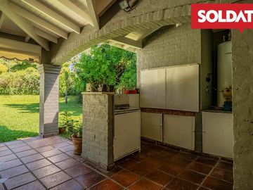 Casa muy solida en  Ayres de Pilar, en venta. 5 cuartos. piscina. Apto crédito
