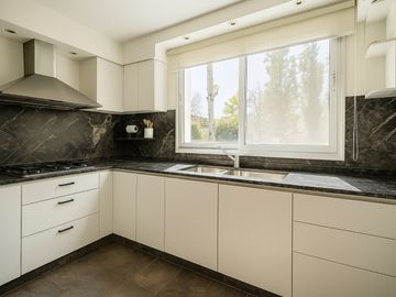 Casa muy solida en  Ayres de Pilar, en venta. 5 cuartos. piscina. Apto crédito