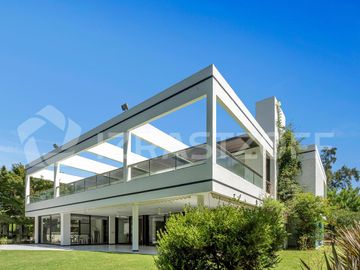 Casa en Armenia  Country Club diseñada por Mario Roberto Alvarez