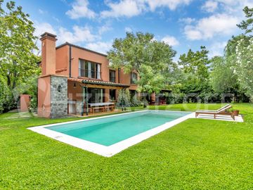 Casa en venta en Ayres de Pilar 4 dormitorios, jardin y pileta