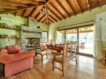 Casa en venta en Ayres de Pilar 4 dormitorios, jardin y pileta