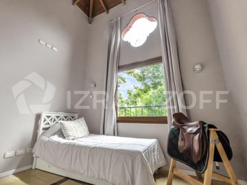 Casa en venta en Ayres de Pilar 4 dormitorios, jardin y pileta