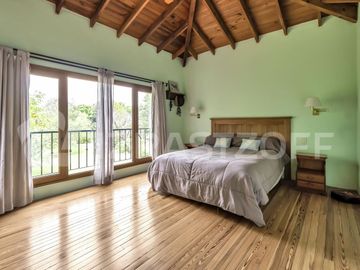 Casa en venta en Ayres de Pilar 4 dormitorios, jardin y pileta