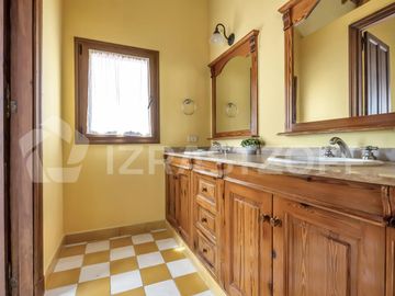 Casa en venta en Ayres de Pilar 4 dormitorios, jardin y pileta