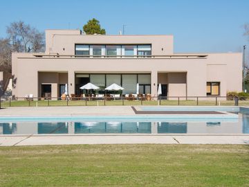 Casa en venta en Ayres de Pilar 4 dormitorios, jardin y pileta