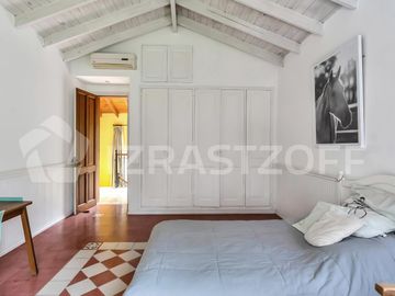 Casa en venta en Ayres de Pilar 4 dormitorios, jardin y pileta
