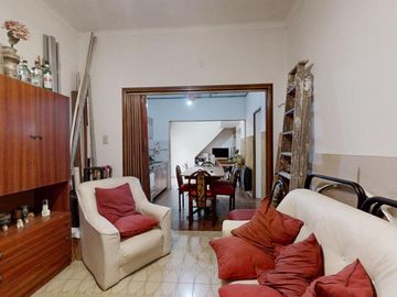 Casa Multifamiliar en Venta de 4 Ambientes en Villa Adelina con Parrilla, Terraza y Lavadero