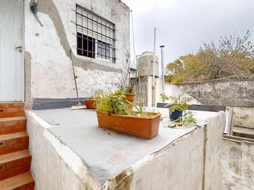 Casa Multifamiliar en Venta de 4 Ambientes en Villa Adelina con Parrilla, Terraza y Lavadero